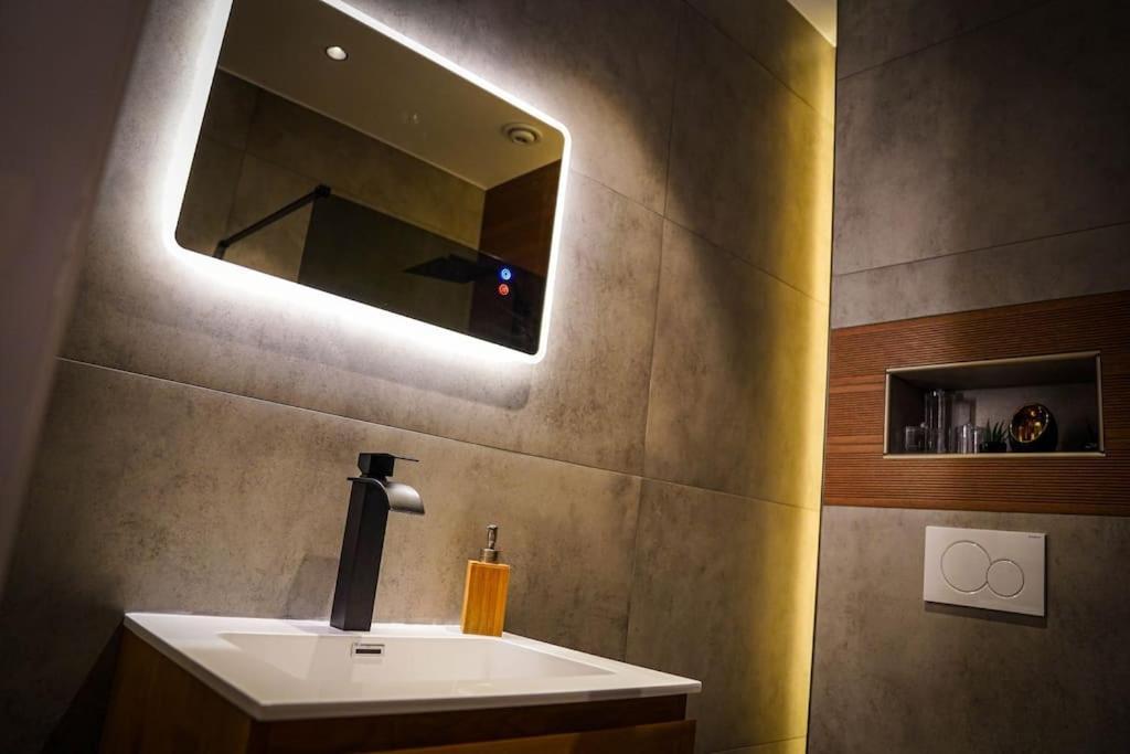 Prive Avec Jacuzzi De Gamme ! Pres De L'aeroport De Ferienhaus *